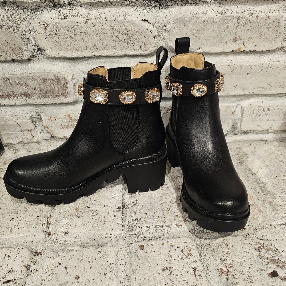 Steve Madden Amulet Booties Size 6 New with Box